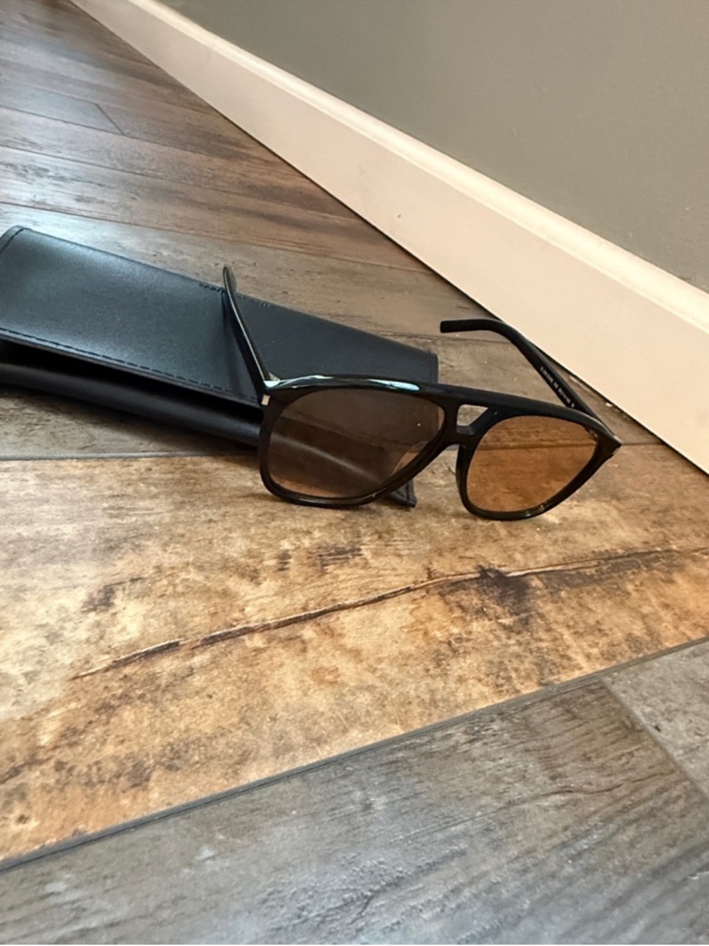 Saint Laurent Black Frame
Sunglasses with Brown/Amber
Lenses SL596 DUNE - Picture 2 of 10